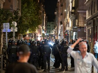 In Marseille nahm die Polizei fünf Personen fest. In Marseille nahm die Polizei fünf Personen fest.