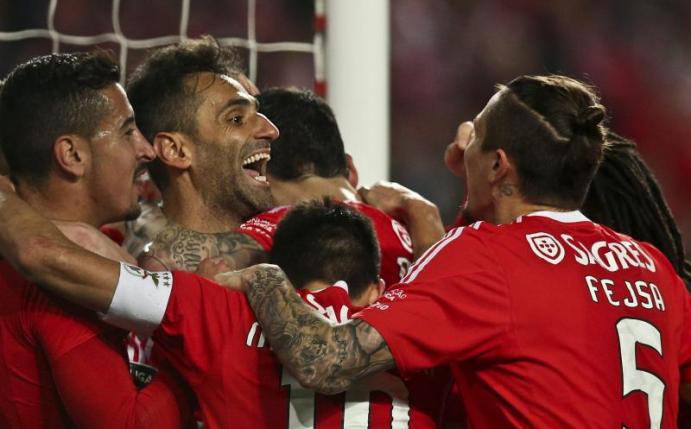 Jonas (2.v.l.) feiert seinen Treffer für Benfica im Spiel gegen Braga. Foto: Manuel De Almeida