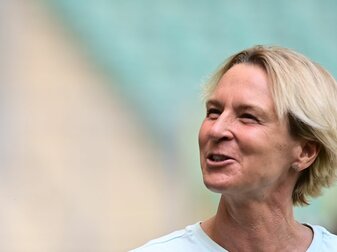 Bundestrainerin Martina Voss-Tecklenburg reist mit ihrem Team im November in die USA. Bundestrainerin Martina Voss-Tecklenburg reist mit ihrem Team im November in die USA.