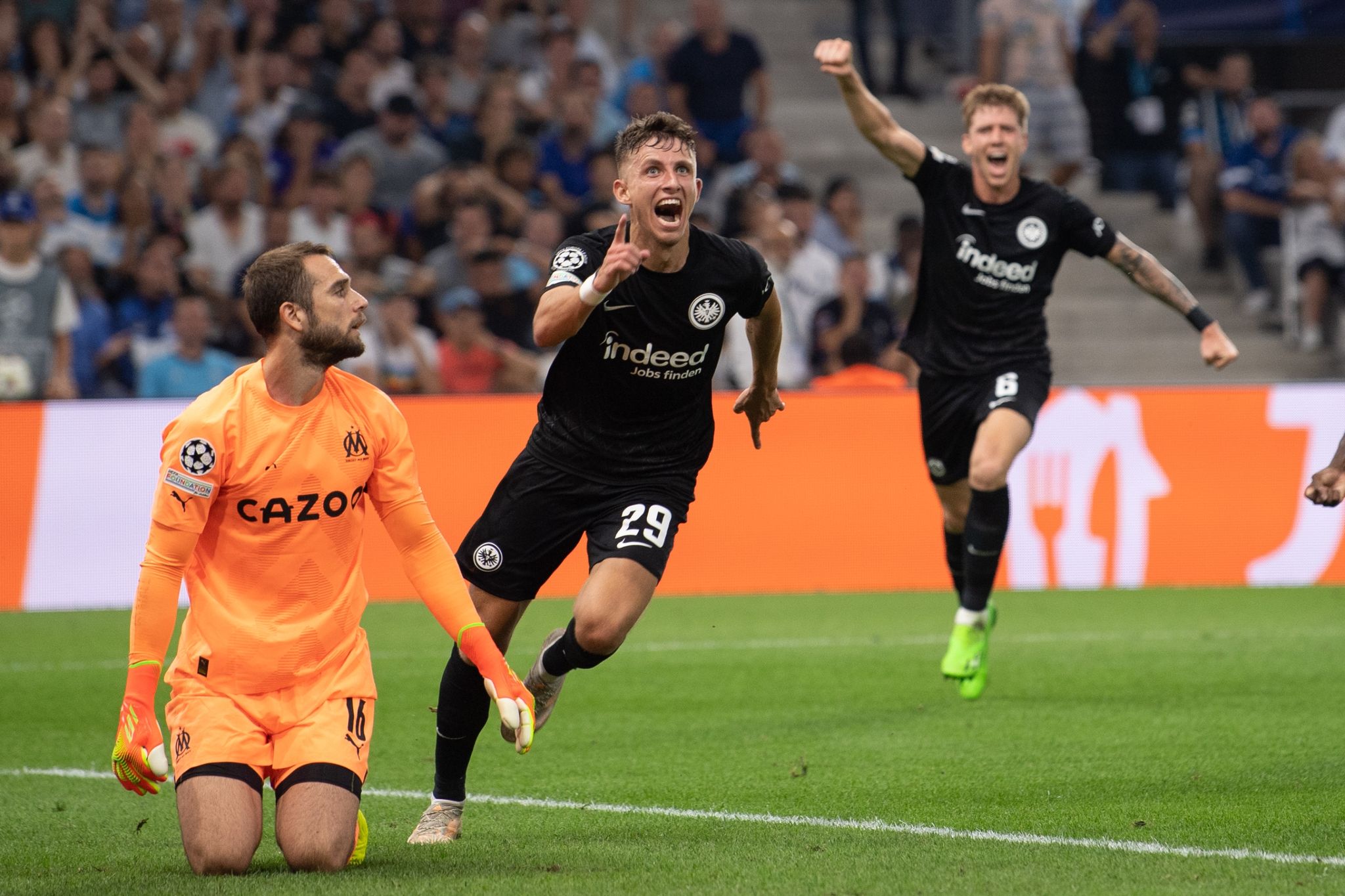 Frankfurts Jesper Lindström (M) jubelt nach seinem Treffer zum 1:0 gegen Olympique Marseille.