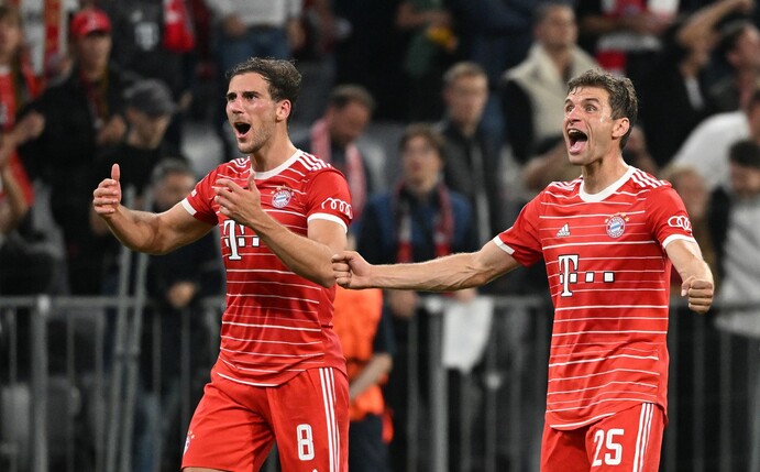 Leon Goretzka, (l) und Thomas Müller jubeln nach dem Bayern-Sieg gegen den FC Barcelona.
