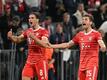 Leon Goretzka, (l) und Thomas Müller jubeln nach dem Bayern-Sieg gegen den FC Barcelona.