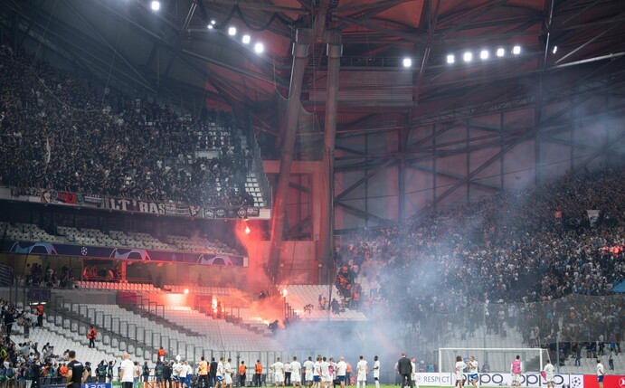 Nach einer Pyro-Schlacht zwischen Fans ist die  Freude bei Eintracht Frankfurt getrübt.