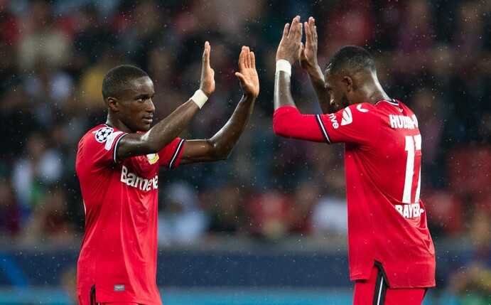 Leverkusens Torschütze Moussa Diaby (l) und Callum Hudson-Odoi jubeln nach dem Treffer zum 2:0.