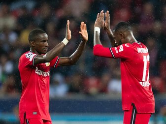 Leverkusens Torschütze Moussa Diaby (l) und Callum Hudson-Odoi jubeln nach dem Treffer zum 2:0. Leverkusens Torschütze Moussa Diaby (l) und Callum Hudson-Odoi jubeln nach dem Treffer zum 2:0.