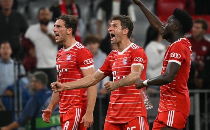 Münchens Leon Goretzka, (l-r), Thomas Müller und Alphonso Davies jubeln nach dem Sieg.