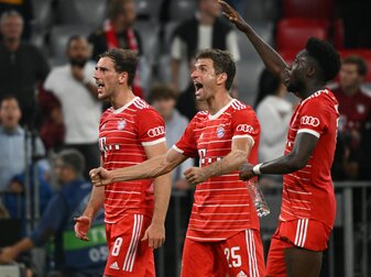 Münchens Leon Goretzka, (l-r), Thomas Müller und Alphonso Davies jubeln nach dem Sieg. Münchens Leon Goretzka, (l-r), Thomas Müller und Alphonso Davies jubeln nach dem Sieg.