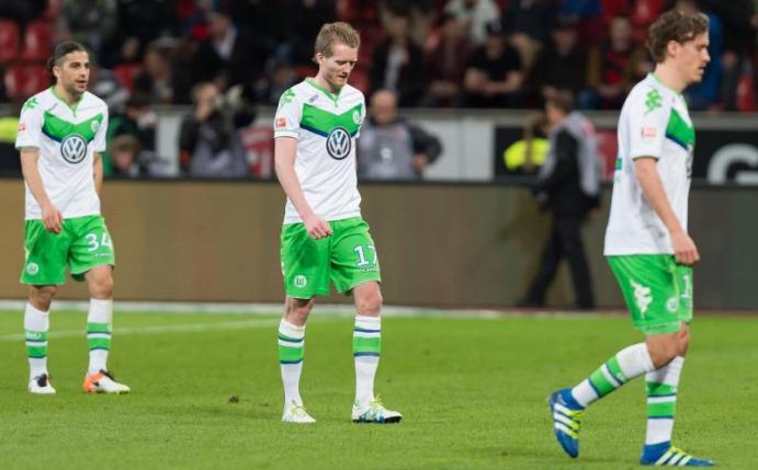 Wolfsburgs Ricardo Rodriguez, Andre Schürrle und Max Kruse (l-r) lassen nach der 0:3-Klatsche die Köpfe hängen. Foto: Guido Kirchner