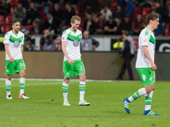 Wolfsburgs Ricardo Rodriguez, Andre Schürrle und Max Kruse (l-r) lassen nach der 0:3-Klatsche die Köpfe hängen. Foto: Guido Kirchner Wolfsburgs Ricardo Rodriguez, Andre Schürrle und Max Kruse (l-r) lassen nach der 0:3-Klatsche die Köpfe hängen. Foto: Guido Kirchner