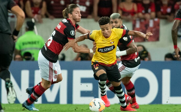 Außenverteidiger Byron Castillo (M.) in Aktion während eines Spiels zwischen Flamengo und Barcelona de Guayaquil im Jahr 2020.