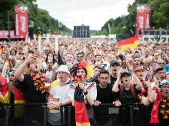 Fans verfolgen eine Partie der WM 2018. Eine Fanmeile am Brandenburger Tor wird es bei der WM 2022 voraussichtlich nicht geben. Fans verfolgen eine Partie der WM 2018. Eine Fanmeile am Brandenburger Tor wird es bei der WM 2022 voraussichtlich nicht geben.