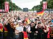 Fans verfolgen eine Partie der WM 2018. Eine Fanmeile am Brandenburger Tor wird es bei der WM 2022 voraussichtlich nicht geben.