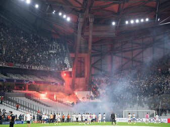 Nach einer Pyro-Schlacht zwischen Fans ist die Freude bei Eintracht Frankfurt getrübt. Nach einer Pyro-Schlacht zwischen Fans ist die Freude bei Eintracht Frankfurt getrübt.