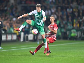 Werders Jens Stage (l) kämpft gegen Augsburgs Robert Gumny um den Ball. Werders Jens Stage (l) kämpft gegen Augsburgs Robert Gumny um den Ball.