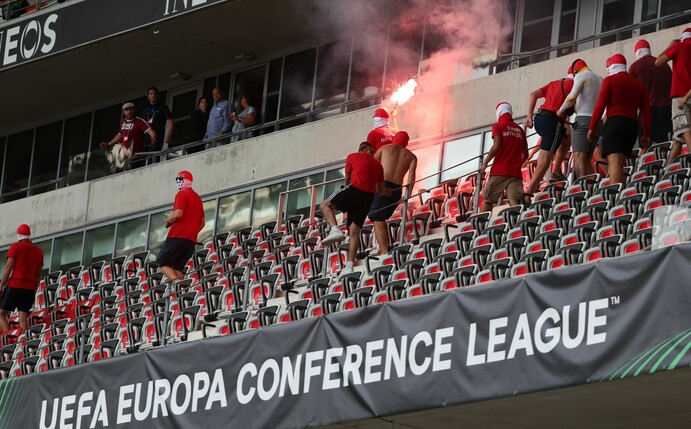 Nach den Ausschreitungen beim OGC Nizza muss sich ein erster Fan in der südfranzösischen Stadt vor Gericht verantworten.