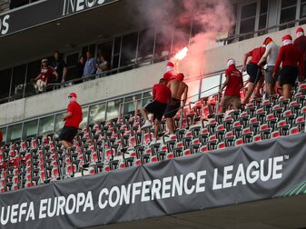 Nach den Ausschreitungen beim OGC Nizza muss sich ein erster Fan in der südfranzösischen Stadt vor Gericht verantworten. Nach den Ausschreitungen beim OGC Nizza muss sich ein erster Fan in der südfranzösischen Stadt vor Gericht verantworten.