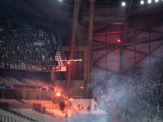 die Blöcke der Ultras der Eintracht (l) und von Marseille beschießen sich mit Feuerwerk. die Blöcke der Ultras der Eintracht (l) und von Marseille beschießen sich mit Feuerwerk.