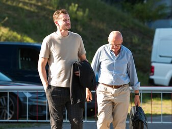 HSV-Aufsichtsratsmitglied Michael Papenfuß geht nehen Investor Klaus-Michael Kühne zu einer Aufsichtsratssitzung. HSV-Aufsichtsratsmitglied Michael Papenfuß geht nehen Investor Klaus-Michael Kühne zu einer Aufsichtsratssitzung.