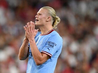 Der BVB will im Spiel gegen Manchester City den ehemaligen BVB-Stürmer Erling Haaland mit einer Dreierkette stoppen. Der BVB will im Spiel gegen Manchester City den ehemaligen BVB-Stürmer Erling Haaland mit einer Dreierkette stoppen.