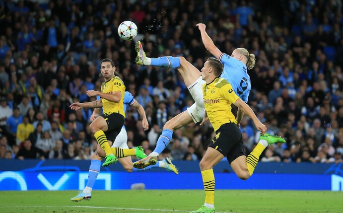 Erling Haaland (M) von Manchester City schießt das vielgefeierte Tor zum 2:1 gegen Borussia Dortmund.