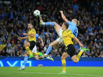 Erling Haaland (M) von Manchester City schießt das vielgefeierte Tor zum 2:1 gegen Borussia Dortmund. Erling Haaland (M) von Manchester City schießt das vielgefeierte Tor zum 2:1 gegen Borussia Dortmund.