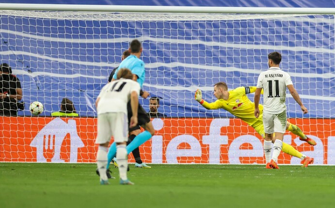 Leipzigs Torwart Peter Gulacsi (2.v.r) kann die 1:0-Führung für Real Madrid nicht verhindern.