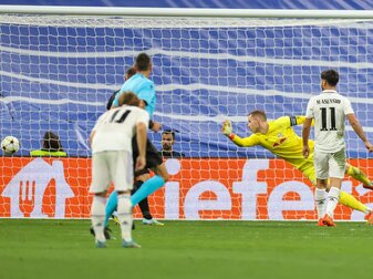 Leipzigs Torwart Peter Gulacsi (2.v.r) kann die 1:0-Führung für Real Madrid nicht verhindern. Leipzigs Torwart Peter Gulacsi (2.v.r) kann die 1:0-Führung für Real Madrid nicht verhindern.