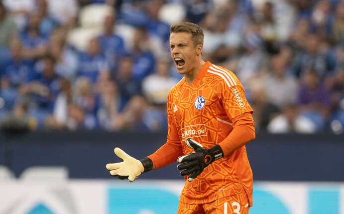 Torhüter Alexander Schwolow trifft mit dem FC Schalke 04 am Wochenende auf Borussia Dortmund.