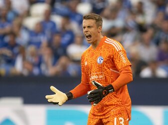 Torhüter Alexander Schwolow trifft mit dem FC Schalke 04 am Wochenende auf Borussia Dortmund. Torhüter Alexander Schwolow trifft mit dem FC Schalke 04 am Wochenende auf Borussia Dortmund.
