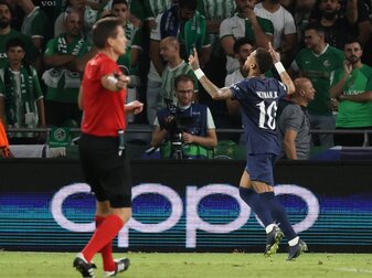 Ärger um Jubel: Neymar attackiert Schiedsrichter Siebert Ärger um Jubel: Neymar attackiert Schiedsrichter Siebert