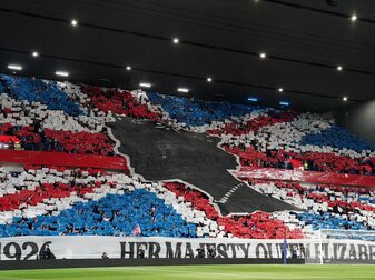 Zuschauer bilden im Ibrox-Stadion als Tribut die britische Fahne mit der Silhoutette der Königin. Zuschauer bilden im Ibrox-Stadion als Tribut die britische Fahne mit der Silhoutette der Königin.