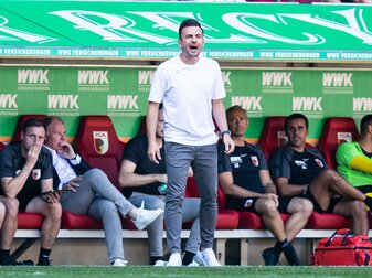Augsburgs Trainer Enrico Maaßen verfolgt ein Spiel seiner Mannschaft in der Coaching Zone.