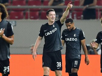 Freiburgs Michael Gregoritsch (M) jubelt nach seinem Tor zum 2:0 gegen Olympiakos Piräus. Freiburgs Michael Gregoritsch (M) jubelt nach seinem Tor zum 2:0 gegen Olympiakos Piräus.