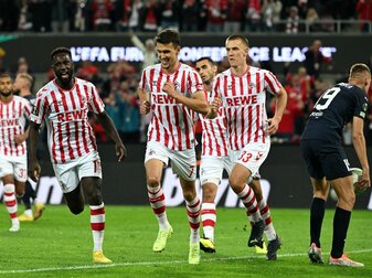 Kölns Dejan Ljubicic (M) bejubelt ein Tor gegen den FC Slovacko mit Kingsley Schindler (l) und Florian Dietz. Kölns Dejan Ljubicic (M) bejubelt ein Tor gegen den FC Slovacko mit Kingsley Schindler (l) und Florian Dietz.