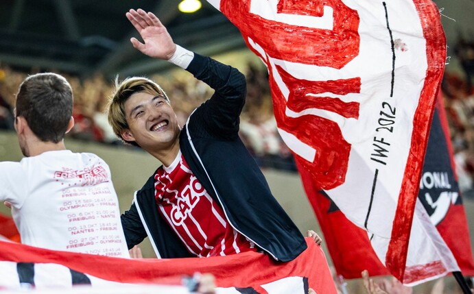 Freiburgs Ritsu Doan nach dem Spiel gegen Karabach Agdam bei den Fans im Fanblock.
