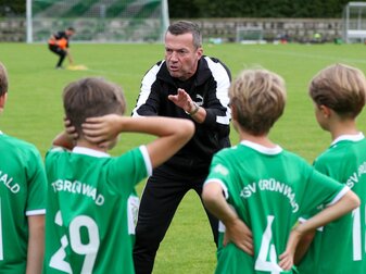 Trainiert die E-Jugendmannschaft des TSV Grünwald mit viel Freude: Lothar Matthäus. Trainiert die E-Jugendmannschaft des TSV Grünwald mit viel Freude: Lothar Matthäus.