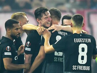 Die Spieler des SC Freiburg feiern den Sieg bei Olympiakos Piräus. Die Spieler des SC Freiburg feiern den Sieg bei Olympiakos Piräus.