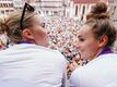 Die Spielerinnen Laura Freigang (l) und Lina Magull lassen sich auf dem Balkon des Römer von den Fans feiern.