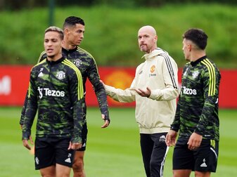 United-Trainer Erik ten Hag unterhält sich während einer Trainingseinheit mit Cristiano Ronaldo United-Trainer Erik ten Hag unterhält sich während einer Trainingseinheit mit Cristiano Ronaldo