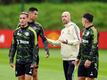 United-Trainer Erik ten Hag unterhält sich während einer Trainingseinheit mit Cristiano Ronaldo