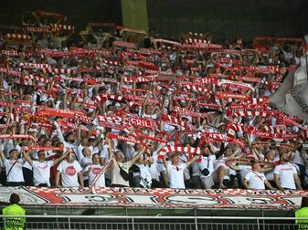 Die Fans von Union Berlin halten ihre Schals hoch. Die Fans von Union Berlin halten ihre Schals hoch.