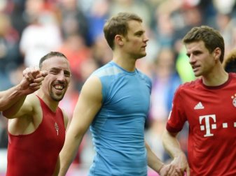 Torhüter Manuel Neuer (M) blieb zum 150. Mal in der Bundesliga ohne einen Gegentreffer. Foto: Tobias Hase Torhüter Manuel Neuer (M) blieb zum 150. Mal in der Bundesliga ohne einen Gegentreffer. Foto: Tobias Hase