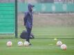 Wolfsburgs Trainer Niko Kovac beobachtet das Training seiner Mannschaft.