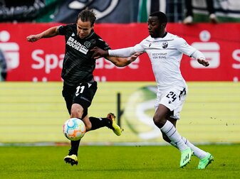 Hannovers Louis Schaub (l) und der Sandhäuser Merveille Papela kämpfen um den Ballbesitz. Hannovers Louis Schaub (l) und der Sandhäuser Merveille Papela kämpfen um den Ballbesitz.