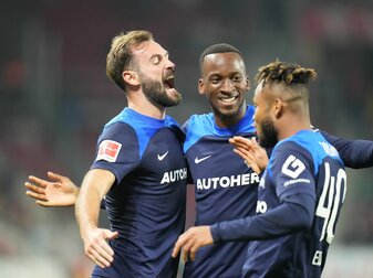Der Berliner Lucas Tousart (l) feiert mit Dodi Lukebakio (M) und Chidera Ejuke seinen Treffer zum 1:0. Der Berliner Lucas Tousart (l) feiert mit Dodi Lukebakio (M) und Chidera Ejuke seinen Treffer zum 1:0.