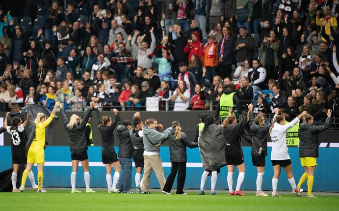 Frankfurts Spielerinnen jubeln nach dem Spiel mit den Fans.