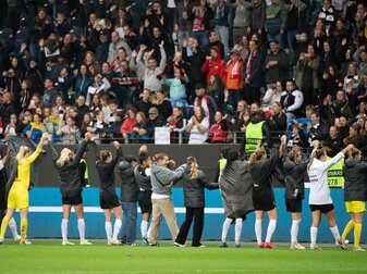 Frankfurts Spielerinnen jubeln nach dem Spiel mit den Fans. Frankfurts Spielerinnen jubeln nach dem Spiel mit den Fans.