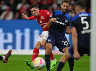 Der Mainzer Anthony Caci (l) trifft in der Nachspielzeit zum 1:1 gegen Hertha BSC. Der Mainzer Anthony Caci (l) trifft in der Nachspielzeit zum 1:1 gegen Hertha BSC.