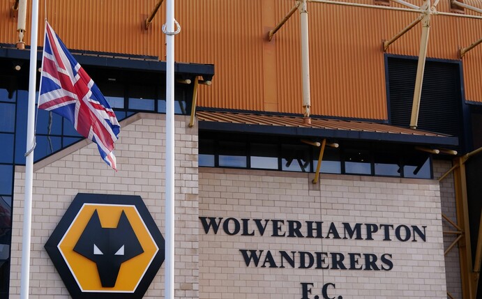 Der Union Jack vor dem Molineux-Stadion in Wolverhampton weht auf Halbmast.
