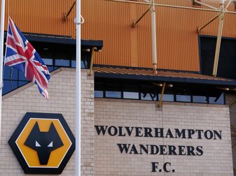 Der Union Jack vor dem Molineux-Stadion in Wolverhampton weht auf Halbmast. Der Union Jack vor dem Molineux-Stadion in Wolverhampton weht auf Halbmast.